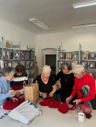 Poslední kontrola kvality 🔍 Naše pletařky pečují o každý kus jako o svůj vlastní! Než doputuje do vašich rukou, má se tady...