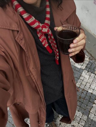 Z cyklu nosíme šátky od babičky 🎈 Červený, šalvějový, máslový, nebo snad s pruhy? Všechny vyrobily naše pletařky z jemné...