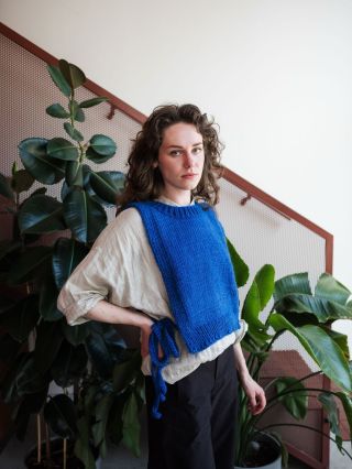 Mrazivá modř ❄️ Jinovatka začala zdobit traviny, dlouhé stíny tančí v odpoledním slunci nejkrásnější stínohry a suchý mráz...